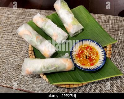 Hue, Vietnam. 02nd mars 2023. Les petits pains d'été (cuon goi vietnamien) se trouvent sur une feuille de banane. Le rouleau d'été est un hors-d'œuvre de cuisine vietnamienne. Il est semblable au rouleau de printemps, qui est commun dans de nombreuses parties de l'Asie du Sud-est et est préparé différemment selon le pays, mais il n'est pas frits profondément. Crédit : Alexandra Schuler/dpa/Alay Live News Banque D'Images