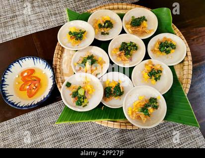 Hue, Vietnam. 02nd mars 2023. Le Banh Beo (gâteaux de riz vapeur), un plat traditionnel vietnamien de Hue, se trouve sur une assiette. Les gâteaux de riz sont recouverts de crevettes séchées, de échalotes et d'herbes. Le plat est servi avec de la sauce Nuoc MAM (poisson fermenté) et des piments rouges. Crédit : Alexandra Schuler/dpa/Alay Live News Banque D'Images