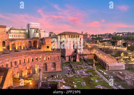 Rome, Italie surplombant le Forum de Trajan à la tombée de la nuit. Banque D'Images