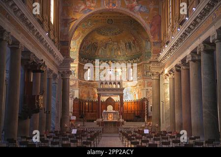 ROME, ITALIE - 11 FÉVRIER 2022 : des mosaïques finement détaillées ornent l'abside de Santa Maria à Trastevere. Banque D'Images