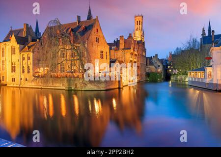 Bruges, Belgique scène nocturne sur la rivière Rozenhoedkaai. Banque D'Images