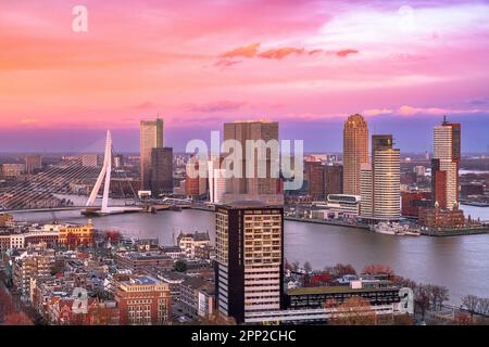 Rotterdam, pays-Bas, vue sur la ville au crépuscule, au-dessus de la rivière Nieuwe Maas. Banque D'Images