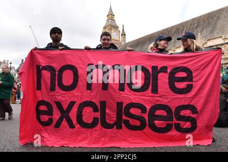 Londres, Angleterre, Royaume-Uni. 21st avril 2023. Les activistes tiennent une bannière qui lit pas plus d'excuses, pendant la manifestation. Extinction la rébellion commence l'action « Big One - Unite to survive » autour de la place du Parlement et de Westminster. (Credit image: © Thomas Krych/ZUMA Press Wire) USAGE ÉDITORIAL SEULEMENT! Non destiné À un usage commercial ! Crédit : ZUMA Press, Inc./Alay Live News Banque D'Images