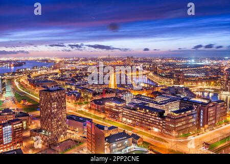 Rotterdam, pays-Bas, paysage urbain vers le quartier de Delfshaven au crépuscule Banque D'Images