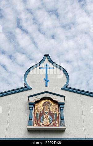 L'icône orthodoxe russe peint au-dessus de l'entrée de l'église Saint-Nicolas à Nikolaevsk, en Alaska. L'église en bois a été construite par des migrants russes de la secte des anciens croyants, qui ont fui la persécution religieuse au cours du 17th siècle Banque D'Images