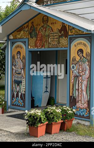 La fresque couverte de l'entrée de l'église orthodoxe russe Saint-Nicolas à Nikolaevsk, en Alaska. L'église en bois a été construite par des migrants russes de la secte des anciens croyants, qui ont fui la persécution religieuse au cours du 17th siècle Banque D'Images