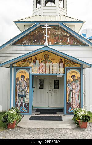 La fresque couverte de l'entrée de l'église orthodoxe russe Saint-Nicolas à Nikolaevsk, en Alaska. L'église en bois a été construite par des migrants russes de la secte des anciens croyants, qui ont fui la persécution religieuse au cours du 17th siècle Banque D'Images