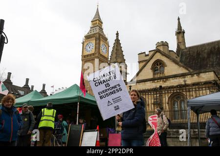 Londres, Royaume-Uni. 21st avril 2023. Un membre de la rébellion d'extinction tient un écriteau pendant la démonstration. Les membres de la rébellion d'extinction prennent part à Unite pour survivre à une manifestation nommée « la grande » en face des chambres du Parlement dans le centre de Londres, le premier jour de ses quatre jours d'action. Le groupe et d'autres groupes de lutte contre le changement climatique appellent le gouvernement britannique à s'attaquer à la crise climatique. (Photo par Steve Taylor/SOPA Images/Sipa USA) crédit: SIPA USA/Alay Live News Banque D'Images