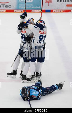 Ingolstadt, Allemagne. 21st avril 2023. Hockey sur glace: DEL, ERC Ingolstadt - EHC Red Bull Munich, championnat, finale, Matchday 4, Saturn Arena. Les joueurs de l'EHC Munich applaudissent après la victoire de 3:0, sous Ty Ronning d'ERC Ingolstadt est couché sur le sol. Credit: Daniel Löb/dpa/Alay Live News Banque D'Images