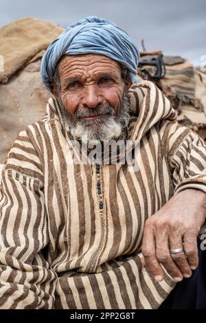 Portrait d'un ancien nomade berbère à côté de la grotte où il vit près de la gorge de Todra. Banque D'Images