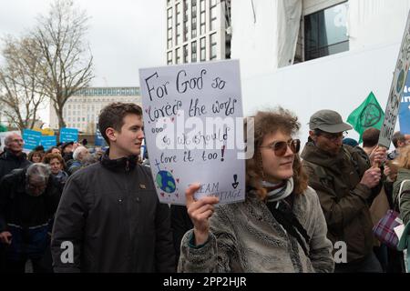 Westminster, Londres, Royaume-Uni. 21st avril 2023. Extinction les groupes religieux de la rébellion ont aujourd’hui fait preuve d’une absence de confiance dans le service des combustibles fossiles, avant de passer devant le QG de Shell à Londres en exigeant plus de combustibles fossiles. Les manifestants ont été rejoints par l'Armée du Salut et ont chanté des hymnes. Cela faisait partie du Big One, Unite to survive action qui se déroule sur quatre jours. Crédit : Maureen McLean/Alay Live News Banque D'Images