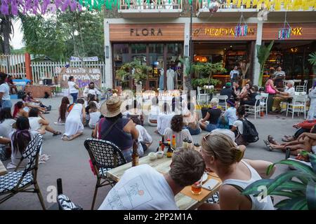 Les membres du collectif de femmes San Pancho et les résidents locaux se réunissent à l’extérieur de la boutique de Paola, dont la famille a demandé de l’identifier par son prénom uniquement pour protéger leur identité, pour condamner le féminicide de Paola, commis le 1 janvier 2023 à San Francisco, Nayarit, Mexique, le 6 janvier 2023. Son associé, Phil Baroni, un ancien combattant de l'UFC des États-Unis, a été accusé de fémicide aggravé, selon le bureau du procureur général de Nayarit. (Maya Piedra/Global Press Journal) Banque D'Images