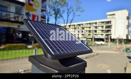 Varsovie, Pologne. 21 avril 2023. Parking avec panneau solaire dans la rue de la ville. Banque D'Images