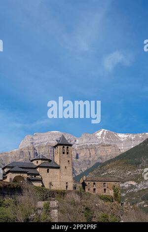 Torla, village pyrénéen typique avec des maisons en pierre avec les montagnes en arrière-plan, porte d'entrée de l'Ordesa et du parc national de Monte Perdido dans le S Banque D'Images