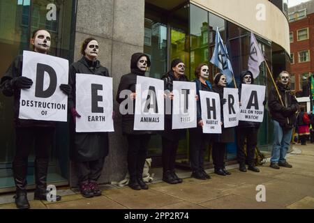 Londres, Royaume-Uni. 21st avril 2023. Les manifestants se tiennent à l'extérieur de la rébellion de Defra as extinction. Ils entament leur manifestation de 4 jours pour réclamer que le gouvernement s'éloigne des combustibles fossiles et agisse contre la crise climatique. Credit: Vuk Valcic/Alamy Live News Banque D'Images