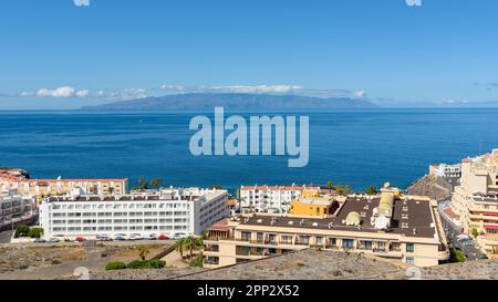 Vue sur la ville de Puerto de Santiago sur Ténérife avec l'île de la Gomera en arrière-plan. Îles Canaries, Espagne Banque D'Images