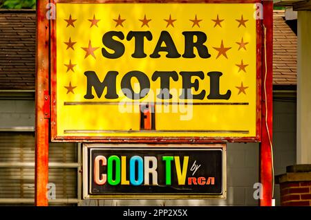 Star Motel annonce la télévision couleur RCA parmi ses équipements, 16 avril 2023, à Bay Minette, Alabama. Banque D'Images