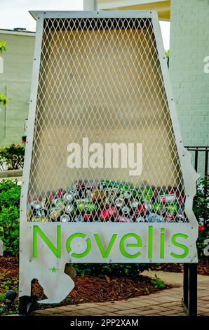 Un conteneur de recyclage Novelis pour boîtes en aluminium se trouve devant la bibliothèque publique de Bay Minette, à 16 avril 2023, dans la baie Minette, en Alabama. Banque D'Images