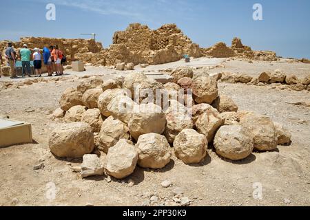 Dovecote sur les ruines de Masada dans le sud du désert de Judée en Israël Banque D'Images