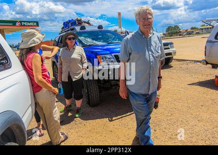 caravane de voitures, comboy. Trevor , Charles 'Chip' Hedgcock, Dale Turnes, John Eric Falafal, Sky Jacobs, Tom Vandevender, John Panting , Rena Carlson Rasmussen, Rachael Hurst, Margarethe Brummermann expédition de biologistes et de scientifiques de MEX et des États-Unis de différentes disciplines des sciences biologiques, personnel de la Réserve forestière nationale et AJOS-BAVISPE CONONP Wildlife refuge, En Sierra Buenos Aires, effectuez l'expédition Madrean Diversity Expedition (MDE) à Sonora Mexico. Conservation , nature (© photo par Luis Gutierrez / Norte photo) caravana de autos, comboy. Expédition de biologos y Banque D'Images