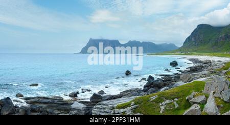 Haukland stony beach panorama d'été (Norvège, îles Lofoten). Banque D'Images
