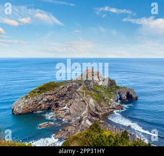 L'ermitage de Doniene Gaztelugatxeko au sommet de l'île de Gaztelugatxe. Gascogne, pays basque (Espagne). Dates du 10th siècle. Tous les gens sont inreconnaissances Banque D'Images