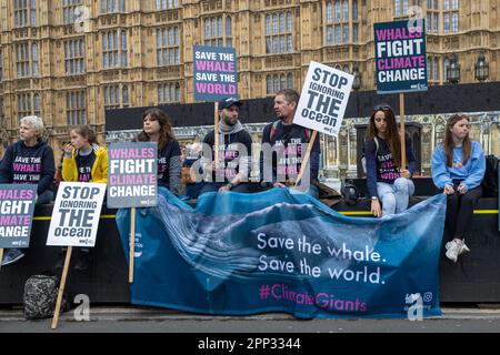 Londres, Royaume-Uni -22.04.2023, The Big One Demonstration. Un groupe d'activistes tient des pancartes - sauver la baleine, sauver la planète, cesser d'ignorer l'océan Banque D'Images