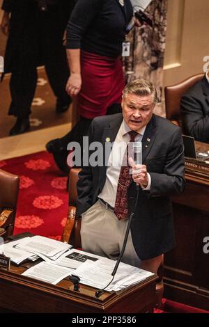 St. Paul, États-Unis. 21st avril 2023. Le sénateur républicain Glenn Gruenhagen parle de ses réserves contre une interdiction pure et simple de la thérapie de conversion à St. Paul, Minnesota, le vendredi, 21 avril 2023. (Photo de Richard Tsong-Taatarii/Minneapolis Star Tribune/TNS/Sipa USA) crédit: SIPA USA/Alay Live News Banque D'Images