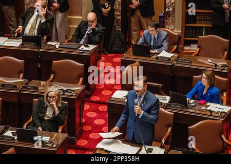 St. Paul, États-Unis. 21st avril 2023. Le sénateur démocrate D. Scott Dibble répond à des questions au sujet de son projet de loi visant à interdire la thérapie de conversion à St. Paul, Minnesota, le vendredi, 21 avril 2023. (Photo de Richard Tsong-Taatarii/Minneapolis Star Tribune/TNS/Sipa USA) crédit: SIPA USA/Alay Live News Banque D'Images