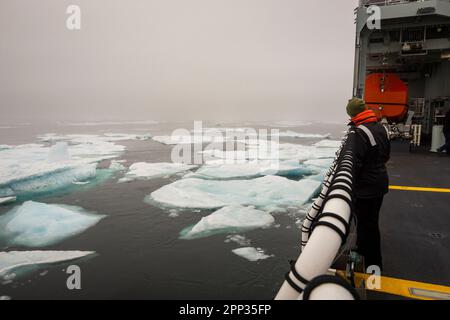 Le NCSM Margaret Brooke traverse la glace de mer dans la baie de Baffin, au Nunavut, au Canada, en traitant l’opération Nanook 2022. Banque D'Images