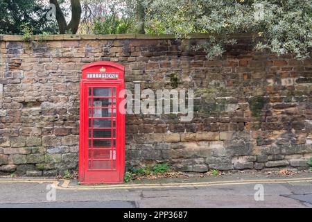Un kiosque téléphonique de K6, un site historique classé Grade II adjacent au mur du château à l'entrée du parc de Nottingham, en Angleterre. Banque D'Images