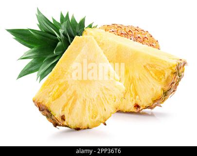 Les tranches d'ananas avec des feuilles isolées sur un fond blanc. Banque D'Images