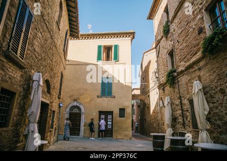 Promenade le long des rues de Pienza, en Italie, par une journée ensoleillée et claire, et vue sur les magnifiques bâtiments historiques en pierre Banque D'Images