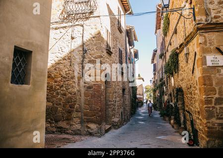 Promenade le long des rues de Pienza, en Italie, par une journée ensoleillée et claire, et vue sur les magnifiques bâtiments historiques en pierre Banque D'Images