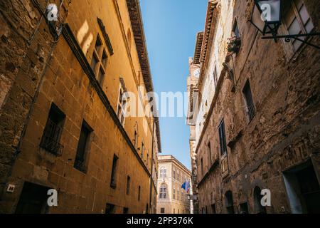 Promenade le long des rues de Pienza, en Italie, par une journée ensoleillée et claire, et vue sur les magnifiques bâtiments historiques en pierre Banque D'Images