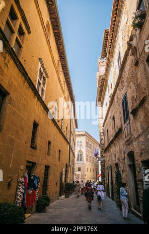 Promenade le long des rues de Pienza, en Italie, par une journée ensoleillée et claire, et vue sur les magnifiques bâtiments historiques en pierre Banque D'Images