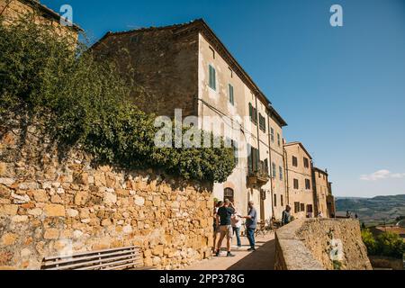 Promenade le long des rues de Pienza, en Italie, par une journée ensoleillée et claire, et vue sur les magnifiques bâtiments historiques en pierre Banque D'Images