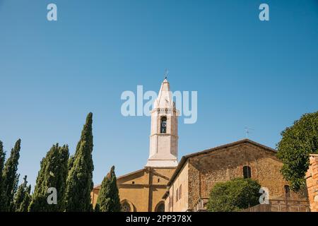 Promenade le long des rues de Pienza, en Italie, par une journée ensoleillée et claire, et vue sur les magnifiques bâtiments historiques en pierre Banque D'Images