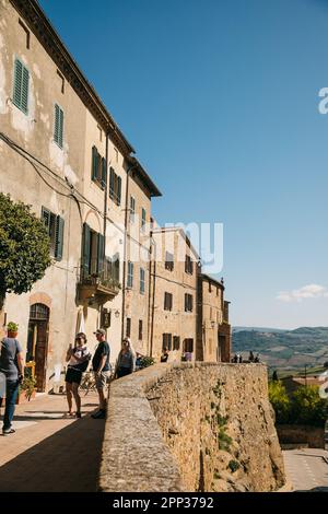 Promenade le long des rues de Pienza, en Italie, par une journée ensoleillée et claire, et vue sur les magnifiques bâtiments historiques en pierre Banque D'Images