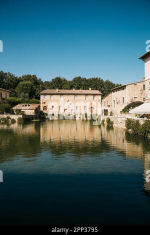 Vue sur les sources thermales du Val d'Orcia de Bagno Vignoni en Italie Banque D'Images