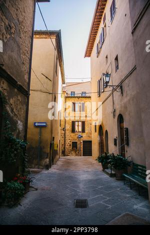 Promenade le long des rues de Pienza, en Italie, par une journée ensoleillée et claire, et vue sur les magnifiques bâtiments historiques en pierre Banque D'Images