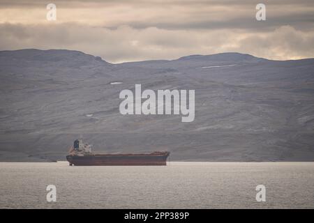 Minerai de fer transportant un cargo en vrac au large de l'île Ragged, dans le détroit d'Eclipse, à l'extrémité ouest de l'île de Baffin, au Nunavut, au Canada. Banque D'Images