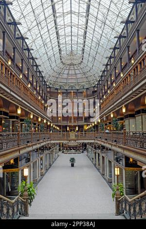 Le Cleveland Arcade, ouvert en 1890, est un monument historique connu pour son architecture de l'époque victorienne, ses 300 mètres de lucarnes en verre et ses 5 étages d'arcade. Banque D'Images