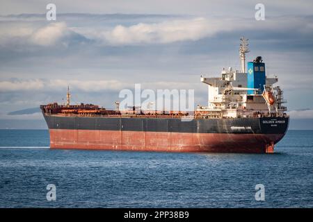 Minerai de fer transportant un cargo en vrac au large de l'île Ragged, dans le détroit d'Eclipse, à l'extrémité ouest de l'île de Baffin, au Nunavut, au Canada. Banque D'Images
