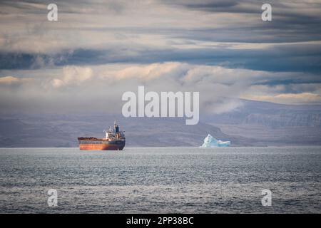 Minerai de fer transportant un cargo en vrac au large de l'île Ragged, dans le détroit d'Eclipse, à l'extrémité ouest de l'île de Baffin, au Nunavut, au Canada. Banque D'Images