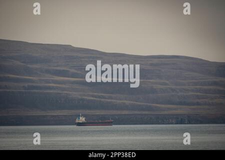 Minerai de fer transportant un cargo en vrac au large de l'île Ragged, dans le détroit d'Eclipse, à l'extrémité ouest de l'île de Baffin, au Nunavut, au Canada. Banque D'Images