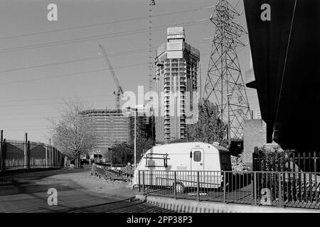 Wharfside Road, près de Canning Town, est de Londres, au-dessous de la route de Newham Way, avec de nouveaux appartements en construction Banque D'Images