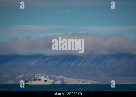 Navire de patrouille extracôtière de l’Arctique (AOPV 431) NCSM Margaret Brooke au large de Pond Inlet, à l’extrémité ouest de l’île de Baffin, Nunavut, Canada. Banque D'Images