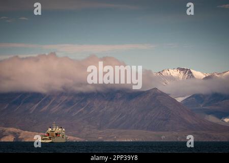 Navire de patrouille extracôtière de l’Arctique (AOPV 431) NCSM Margaret Brooke au large de Pond Inlet, à l’extrémité ouest de l’île de Baffin, Nunavut, Canada. Banque D'Images