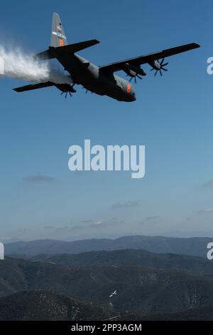 A ÉTATS-UNIS L'avion C-130 de la Garde nationale aérienne équipé du système modulaire de lutte contre l'incendie aéroporté (MAFFS) affecté à l'aile de transport aérien 152nd de la Garde nationale aérienne du Nevada participe à la formation en lutte contre l'incendie aérienne avec les États-Unis Service forestier du ministère de l'Agriculture (USFS), à l'intérieur de la forêt d'Angeles, 14 avril 2023. Cette année, la formation a été organisée par la California Air National Guard's 146th Airlift Wing de 11-15 avril 2023, qui comprenait des séances en classe, des opérations de vol et de sol, et d'autres formations en partenariat avec l'agence de suppression des incendies de forêt du Bureau de gestion des terres, et t Banque D'Images